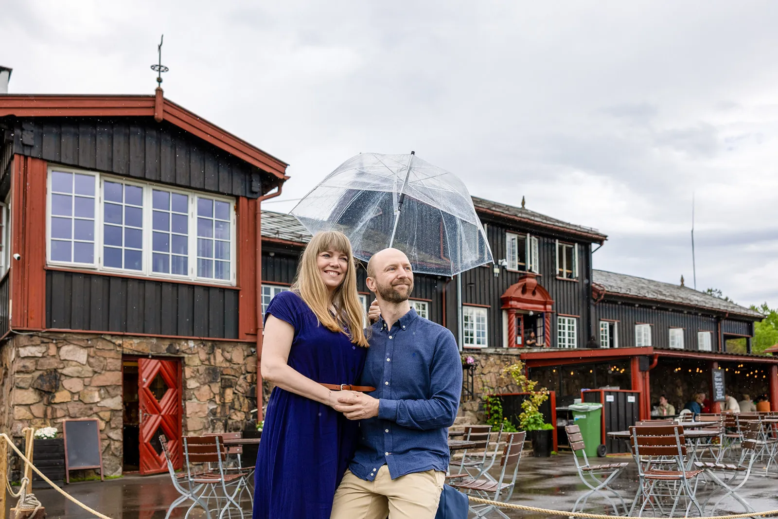 Andreas og Carina utenfor det røde og svarte tømmerhuset til Grefsenkollen Restaurant