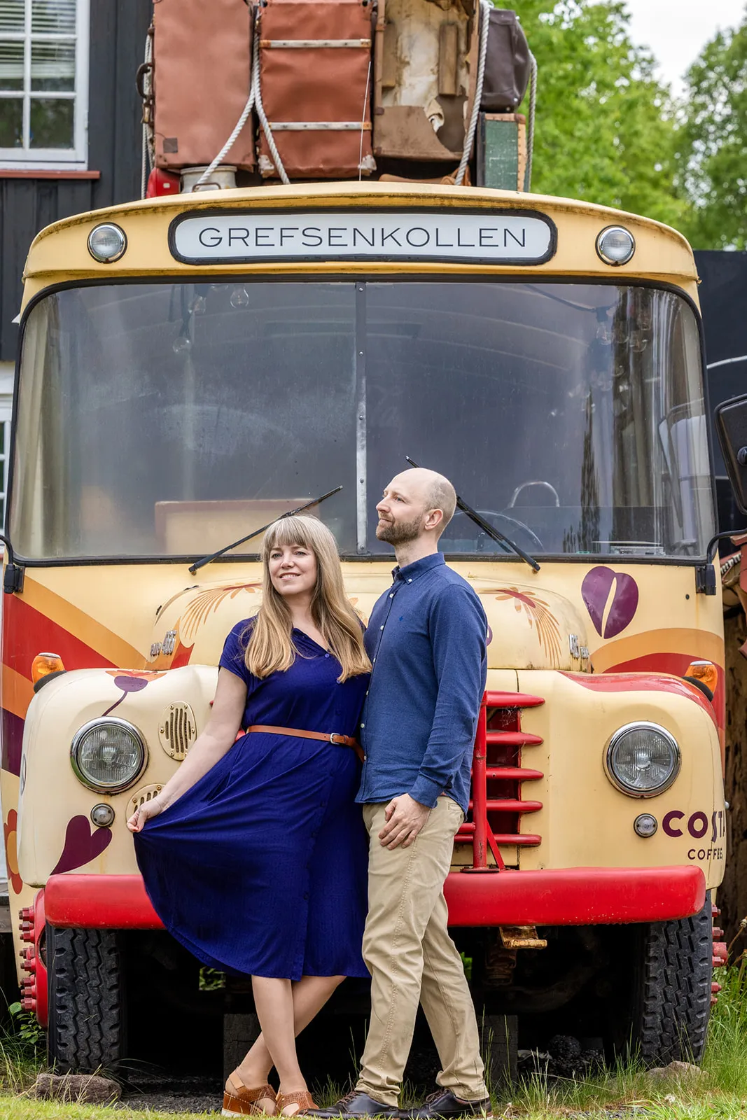 Andreas og Carina foran den gamle Grefsenkollen-bussen